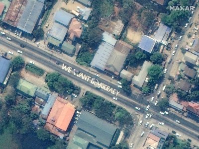 Image satellite d'une inscription "Nous voulons la démocratie" peinte sur une rue de Rangoun, le 19 février 2021 - Handout [Satellite image ©2021 Maxar Technologies/AFP]