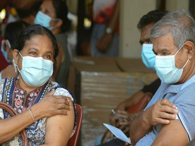 Des patients attendent après avoir été vacciné à Colombo (Sri Lanka), le 20 février 2021. - LAKRUWAN WANNIARACHCHI [AFP]