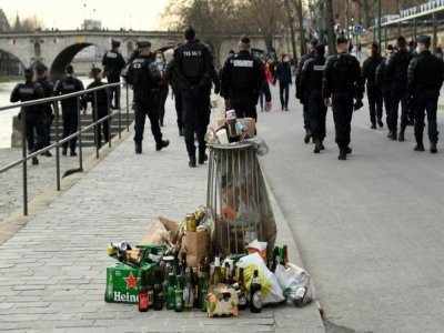 Evacuation des quais de Seine, à Paris, à l'heure du couvre-feu, le 20 février 2021 - Bertrand GUAY [AFP]