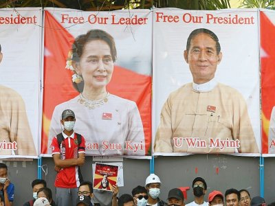 Des manifestants contre le putsch de l'armée en Birmanie, avec des portraits d'Aung San Suu Kyi, à Rangoun le 21 février 2021 - Sai Aung Main [AFP]