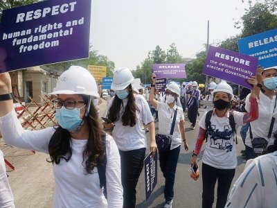 Des manifestants contre le coup d'Etat en Birmanie, à Rangoun le 21 février 2021 - Sai Aung Main [AFP]
