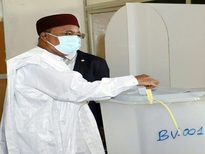 Le président sortant du Niger, Mahamadou Issoufou, vote dans un bureau électoral de Niamey, le 21 février 2021, pour le second tour de la présidentielle - Souleymane Ag Anara [AFP]