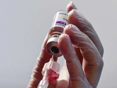 Un volontaire de la Croix Rouge prépare une dose du vaccin AstraZeneca, le 11 février 2021 à Rome - Tiziana FABI [AFP/Archives]