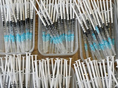 Des seringues destinées à la formation à la vaccination de bénévoles, le 30 janvier 2021 à Londres - JUSTIN TALLIS [AFP/Archives]
