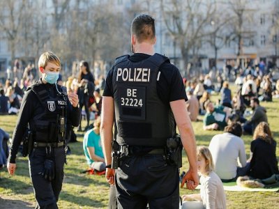 Une patrouille de police dans un parc de Berlin alors que les habitants profitent du soleil, le 21 février 2021 - David GANNON [AFP]