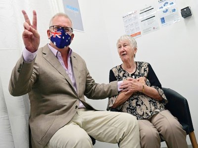 Le Premier ministre australien Scott Morrison et Jane Malysiak, 84 ans, première personne vaccinée en Australie, à Sydney le 21 février 2021 - Steven SAPHORE [AFP]