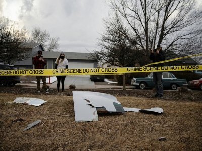 Des habitants prennent en photo les débris d'un Boeing 777 tombés sur la banlieue résidentielle de Broomfield, près de Denver, le 20 février 2021 dans le Colorado - Chet Strange [AFP]