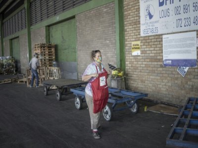 Hanneke van Linge, fondatrice du groupe de sauvetage alimentaire Nosh, au grand marché de fruits et légumes de City Deep, à Johannesburg le 17 février 2021 en Afrique du Sud - Michele Spatari [AFP]