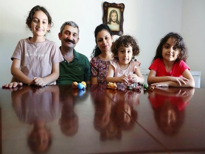 Les Irakiens syriaques orthodoxe Ammar et Rana al-Kass, et leurs enfants, le 14 janvier 2021 chez eux à Labrador, en Australie, où ils ont fui la violence dans leur pays - Jason O'BRIEN [AFP]