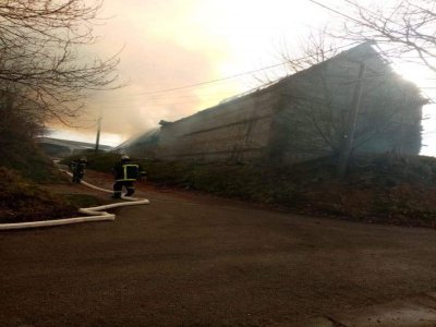Un bâtiment en feu à Mentheville - Isabelle Piau-Lambert