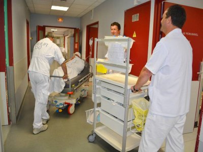 Hôpital de Valognes Le personnel craint une fermeture définitive du service la nuit à la rentrée : cela signifiera 4 postes infirmiers en moins et 2 postes d'aide-soignants. - Sylvie Gosselin