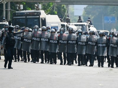 Des policiers déployés face aux manifestants à Rangoun, le 22 février 2021 en Birmanie - Ye Aung THU [AFP]