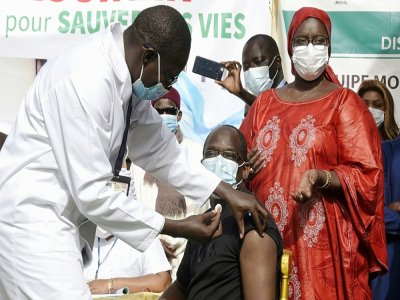 Le ministre sénégalais de la santé Ablaye Diouf Sarr se fait vacciner contre le coronavirus au premier jour de la campagne nationale de vaccination, le 23 février 2021 à Dakar - Seyllou [AFP]