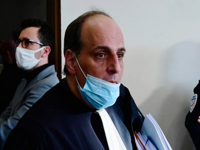 Me Olivier Grimaldi, avocat de l'Olympique de Marseille, arrive au tribunal correctionnel pourf le procès de 14 supporters, le 24 février 2021 - NICOLAS TUCAT [AFP]