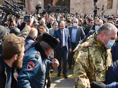 Le Premier ministre arménien rencontre Nikol Pashinyan ses supporteurs rassemblés sur la principale place à Erevan, le 25 février 2021 - Karen MINASYAN [AFP]