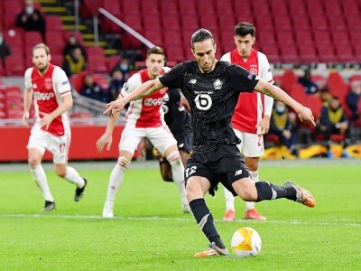 Le milieu de terrain de Lille, le Turc Yusuf Yazici, transforme un pénalty face à l'Ajax Amsterdam, lors du 16e de finale retour de la Ligue Europa, le 25 février 2021 à Amsterdam - JOHN THYS [AFP]
