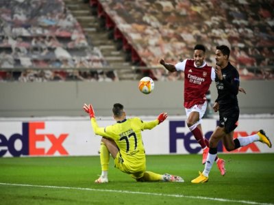 L'attaquant gabonais d'Arsenal, Pierre-Emerick Aubameyang, marque contre Benfica, lors du 16e de finale retour de la Ligue Europa, le 25 février 2021 à Athènes - ARIS MESSINIS [AFP]