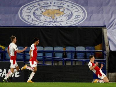 La joie du milieu de terrain du Slavia Prague, Lukas Provod, après avoir ouvert le score contre Leicester, lors de leur 16e de finale retour de la Ligue Europa, le 25 février 2021 à Leicester - Adrian DENNIS [AFP]