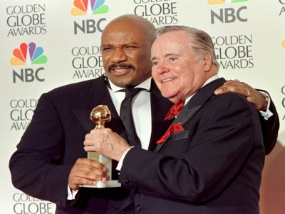 Ving Rhames (G) et Jack Lemmon aux Golden Globes, le 17 janvier 1998 - HAL GARB [AFP/Archives]