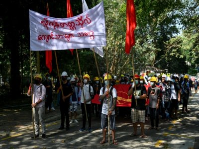 Des étudiants manifestent contre le coup d'état militaire à Rangoun, le 25 février 2021 - Ye Aung Thu [AFP]