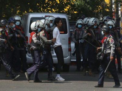 Arrestation d'un manifestant à Rangoun, le 26 février 2021 - STR [AFP]