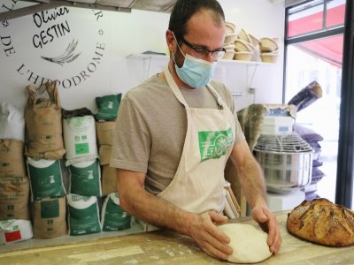 Nicolas Martin pétrit le pain à la vue des clients avec du levain, une technique de fabrication à l'ancienne. Le plus : il peut se conserver pendant une semaine !