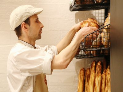 Pierrick Lefilliatre propose un pain très raffiné au jus de pommes. De quoi rappeler aux clients qu'il est fabriqué en Normandie à 100 %.