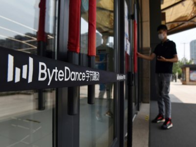 Le logo de ByteDance à l'entrée des bureaux de la société, le 8 juillet 2020 à Pékin - GREG BAKER [AFP/Archives]