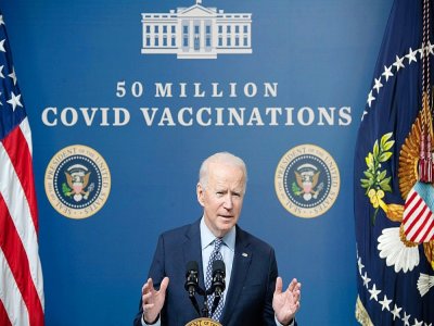 Le président américain Joe Biden évoque les 50 millions de doses de vaccin administrées lors d'une conférence de presse à l'Eisenhower Executive Office Building de Washington, le 25 février 2021. - SAUL LOEB [AFP]