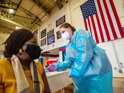 Doris Norman reçoit une dose d'un vaccin contre le Covid-19 à Central Falls, dans l'Etat de Rhode Island - Joseph Prezioso [AFP]