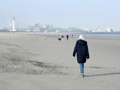 La plage de Dunkerque, le 27 février 2021, premier week-end confiné dans l'agglomération urbaine, avec des sorties sous forte restriction - FRANCOIS LO PRESTI [AFP]
