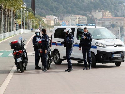 Sur la promenade des Anglais à Nice, le 27 février 2021, les forces de l'ordre sont mobilisées pour faire respecter le confinement du week-end - Valery HACHE [AFP]