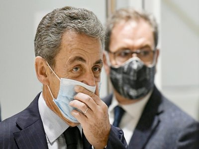 L'ancien président Nicolas Sarkozy ajuste son masque au dernier jour de son procès pour corruption le 10 décembre 2020 au Palais de justice de Paris - Bertrand GUAY [AFP]