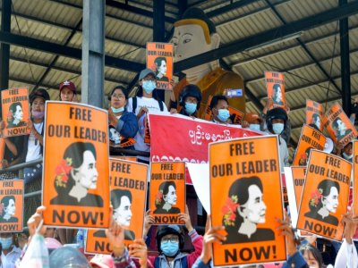 Des manifestants appellent à la libération de la dirigeante Aung San Suu Kyi à Naypyidaw (Birmanie) le 28 février 2021 - STR [AFP]