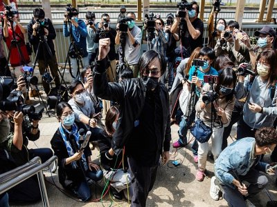 L'activiste pro-démocratie Mike Lam s'adresse aux médias devant un commissariat où il a été inculpé avec 46 autres militants pour "subversion", le 28 février 2021 à Hong Kong - ISAAC LAWRENCE [AFP]