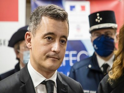 Gérald Darmanin à la rencontre de policiers le 31 décembre 2020 à Nanterre - Christophe PETIT TESSON [POOL/AFP/Archives]