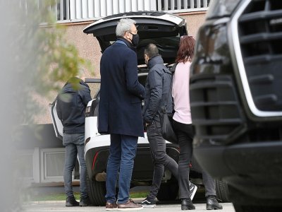 Des policiers fouillent la voiture de Roman Gomez Ponti, chef du département juridique du Barcelone FC, sur le parking des bureaux du club catalan le 1er mars 2021 au cours d'une opération de police à Barcelone. - LLUIS GENE [AFP]