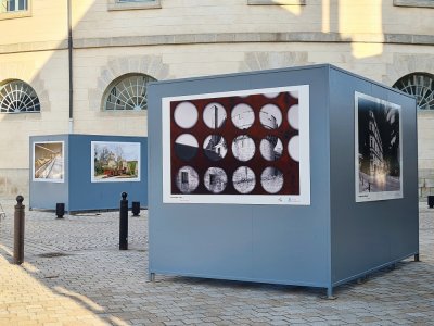 Expo photo dans Alençon, disséminée sur des cubes géants.