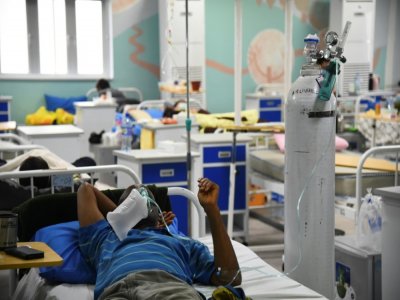 Un malade du Covid-19 sous oxygène au Centre d'isolement de l'Etat de Lagos, à Lagos, le 22 janvier 2021 - PIUS UTOMI EKPEI [AFP]