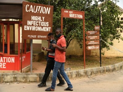 Une pancarte avertit les visiteurs d'une zone hautement contagieuse à l'hôpital des maladies infectieuses de Yaba, à Lagos, le 22 janvier 2021 - PIUS UTOMI EKPEI [AFP]