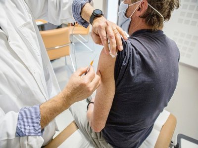 Un médecin vaccine un patient près de Toulouse, le 26 février 2021 - Fred SCHEIBER [AFP/Archives]