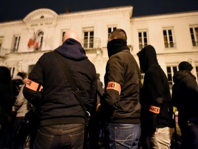 Des policiers rassemblés le 8 novembre 2016 devant la mairie de Viry-Châtillon pour dénoncer l'attaque contre leurs collègues - MIGUEL MEDINA [AFP/Archives]