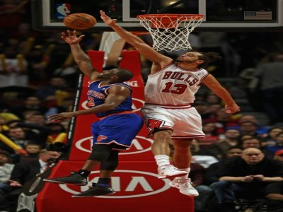 Joakim Noah sous le maillot des Chicago Bulls contre Raymond Felton, des New York Knicks, en NBA, le 8 décembre 2012 à Chicago - JONATHAN DANIEL [GETTY IMAGES NORTH AMERICA/AFP/Archives]