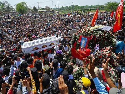 Des centaines de personnes font le salut à trois doigts à l'enterrrement de Nyi Nyi Aung Htet Naing, tué par un tir alors qu'il manifestait contre le coup d'Etat, à Rangoun en Birmanie le 2 mars 2021 - STR [AFP]
