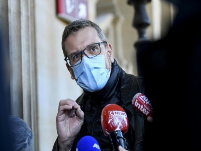 Me Thibault de Montbrial, conseil de l'une des victimes, arrive au palais de justice de Paris le 2 mars 2021 pour le procès en appel de 13 jeunes accusés d'avoir blessé quatre policiers en leur jetant des cocktails Molotov en 2016 - Bertrand GUAY [AFP]
