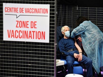 Un homme se fait vacciner le 2 mars 2021 à Garlan (France) - Fred TANNEAU [AFP]