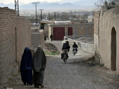 Des femmes portant la burqa dans une rue du district d'Arghandab, dans le sud de l'Afghanistan, le 22 février 2021 - JAVED TANVEER [AFP/Archives]