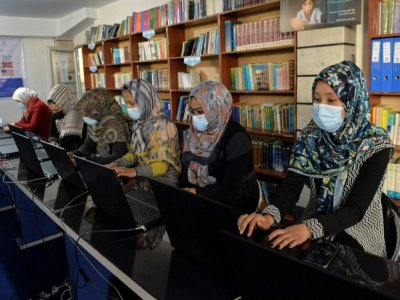 Des femmes apprennent à créer des sites internet dans les locaux d'une ONG à Hérat, dans l'ouest de l'Afghanistan, le 23 février 2021 - HOSHANG HASHIMI [AFP/Archives]