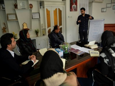 Les membres d'une ONG venant en aide aux femmes discutent d'un nouveau projet à Hérat, dans l'ouest de l'Afghanistan, le 23 février 2021 - HOSHANG HASHIMI [AFP/Archives]