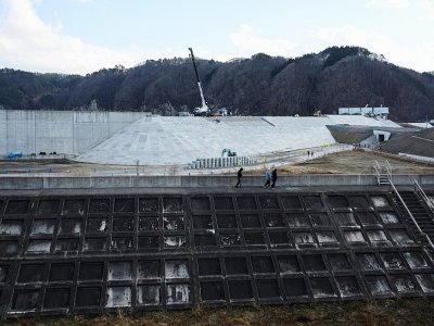 Construction de nouveaux murs anti-tsunami plus hauts, le 26 février 2021 à Taro, dans la préfecture d'Iwate, au Japon - Charly TRIBALLEAU [AFP]